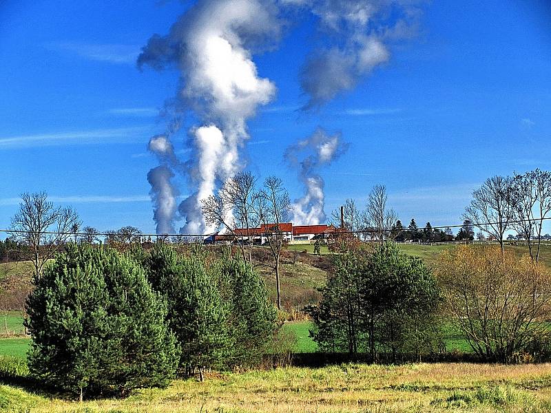 Pozůstatky zaniklé osady a tvrze Mstěnice. V pozadí vodní páry z chladících věží JE Dukovany, foto Ludvík Havlát