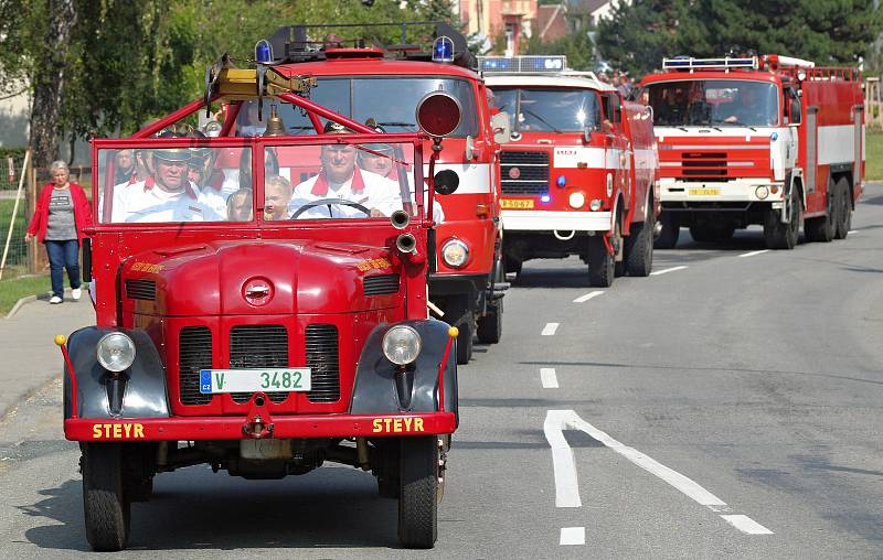 Oslavy 15. výročí udělení znaku městyse a pořízení nové hasičské cisterny v Okříškách.