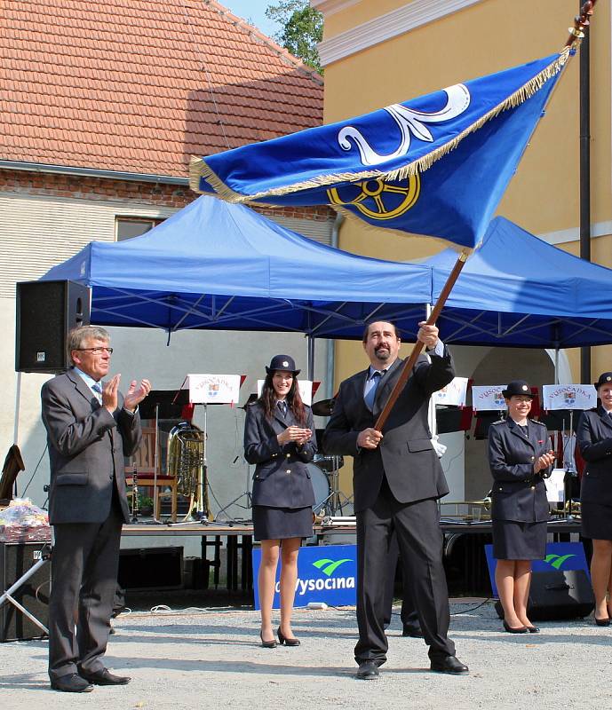 Oslavy 15. výročí udělení znaku městyse a pořízení nové hasičské cisterny v Okříškách.