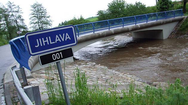 V 9.30 RÁNO. Řeka Jihlava kulminovala včera kolem poledního. Dosáhla naštěstí jen prvního stupně povodňové aktivity. U Číchova velká voda vzala most v roce 2006. Tento nový si hravě poradí i se stoletou vodou.