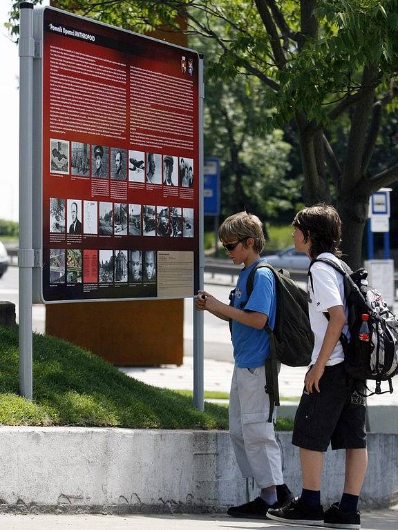 Pomník nejuznávanější odbojové akce operaci Anthropoid slavnostně odhalili ve středu v Praze – Holešovicích. Před sedmašedesáti lety tem spáchali Jozef Gabčík a Jan Kubiš, který pochází z Dolních Vilémovic na Třebíčsku, atentát na Reinharda Heydricha.