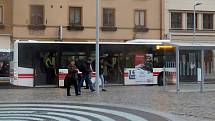 Autobusy zastavují i na spodní straně náměstí.