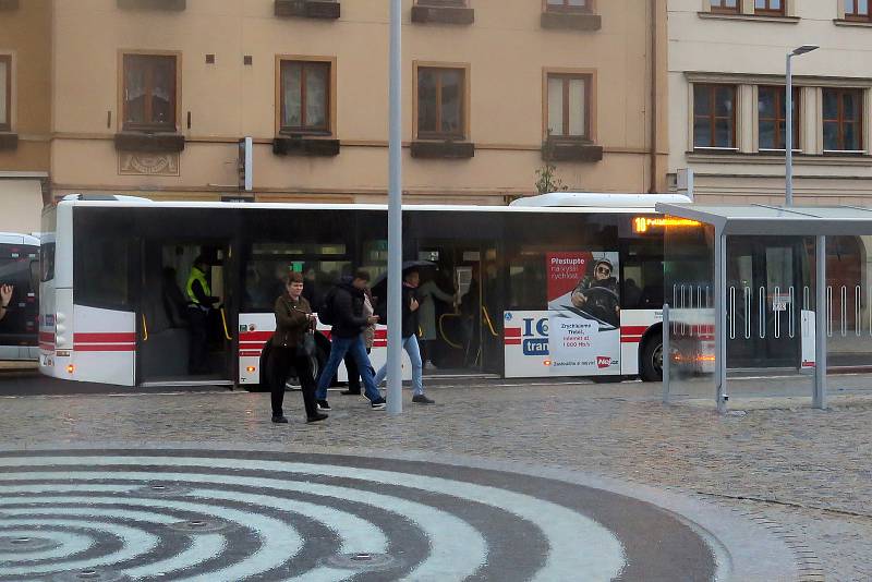 Autobusy zastavují i na spodní straně náměstí.