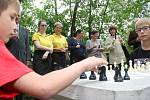 V Náměšti nad Oslavou mohou lidé sehrát partii šachu na venkovní šachovnici. Od poloviny týdne stojí v parku u Kavárny Pohodička. 