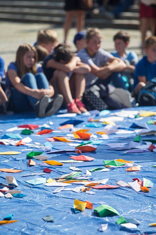 Příznivci Katolického gymnázia v Třebíči složili 4825 papírových lodiček a zapsali se do České knihy rekordů.