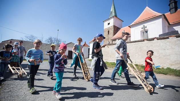 Řehtačky nahrazují zvuk kostelních zvonů