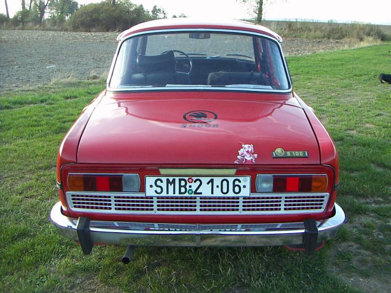 Červená Škoda 100.