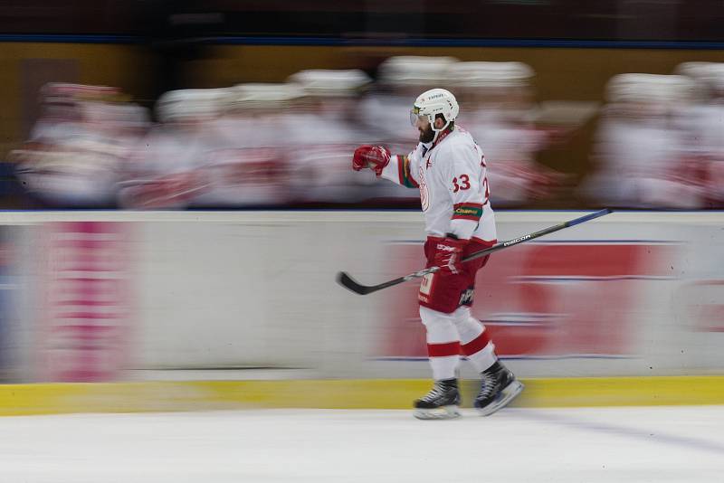 Třebíčští hokejisté (v červenomodrých dresech) na svém ledě podlehli Slavii 2:4 a do čtvrtfinále play-off Chance ligy se nepodívají. Sezona jim končí!