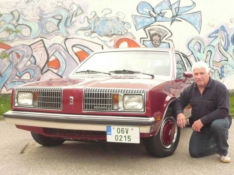 Petr Karšulín se svým Oldsmobilem Omega z roku 1980.