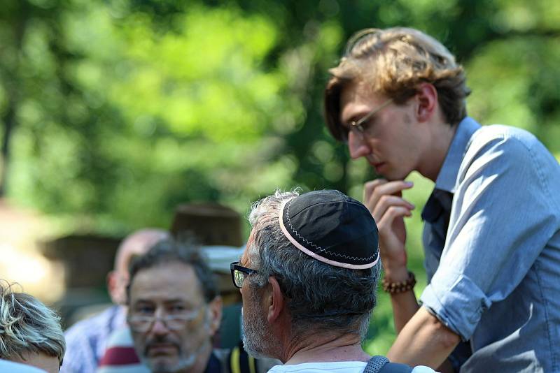 Student hebraistiky Tobiáš Smolík provedl zájemce historií třebíčského židovského hřbitova.