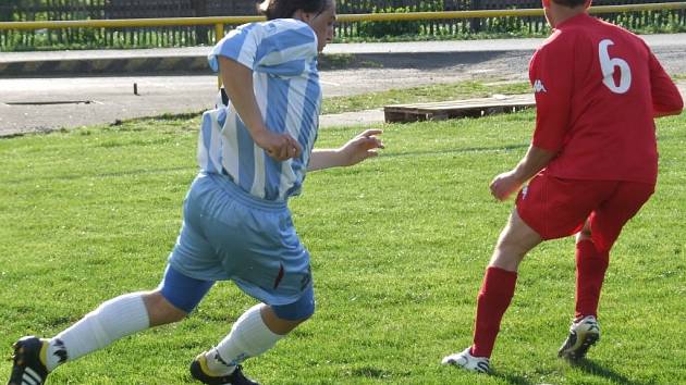 Fotbalisté Budišova-Náramče (v modrobílém) v letošní jsou úspěšní zatím jen venku. Zatímco tým z Třebíčska na hřištích soupeřů získal všech sedm bodů, zatímco doma dvakrát prohrál.