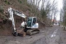 Práce na kanalizaci v třebíčském lesoparku Lísčí