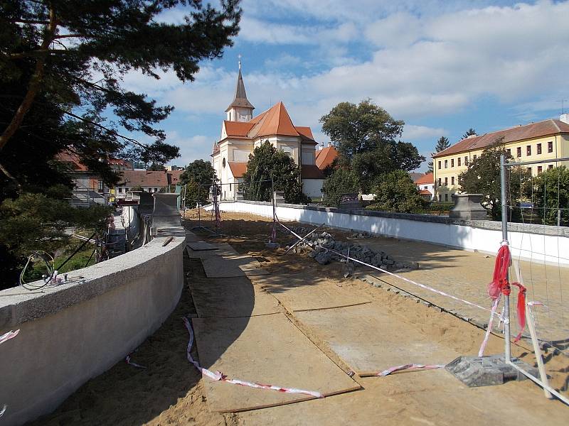 Most v Náměšti nad Oslavou při začátku rekonstrukce.