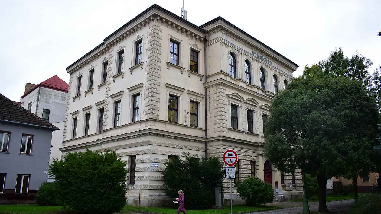 Ve školách je údajně bomba: evakuuje se Gymnázium v Třebíči i školy ve Znojmě