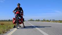 Tomáš Švaříček ze Starče se za začátku října vydal na kole do světa. Projel Balkán, před sebou má Afriku a na cestě chce být zhruba dva roky.