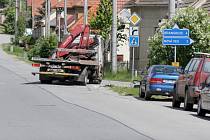 Okříšky zatěžuje kamionová doprava. Městysem projíždějí auta do průmyslové zóny u Přibyslavic a Nové Vsi.