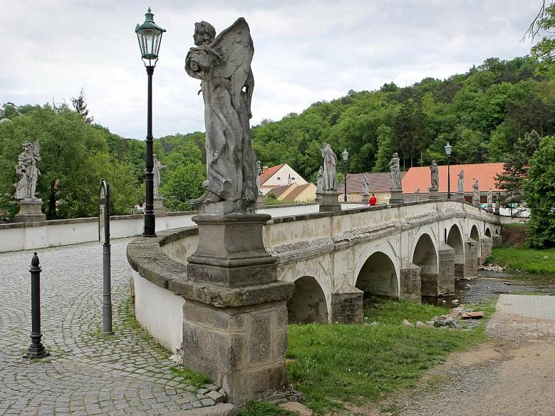 Barokní most v Náměšti nad Oslavou je hned po Karlově mostě v Praze největším mostem s nejbohatší sochařskou výzdobou u nás