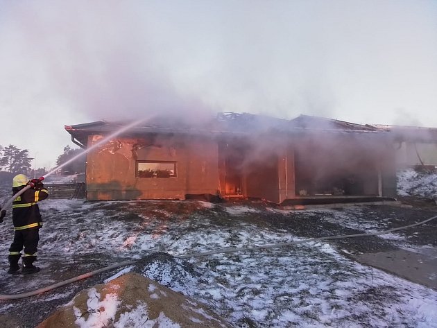 FOTO: Požár v Rudíkově. Hoří novostavba rodinného domu