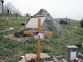 Ve stínu vodárny a na dohled od nedostavěné hvězdárny se na kopci v severní části Třebíče rozprostírá takzvaný psí hřbitov.