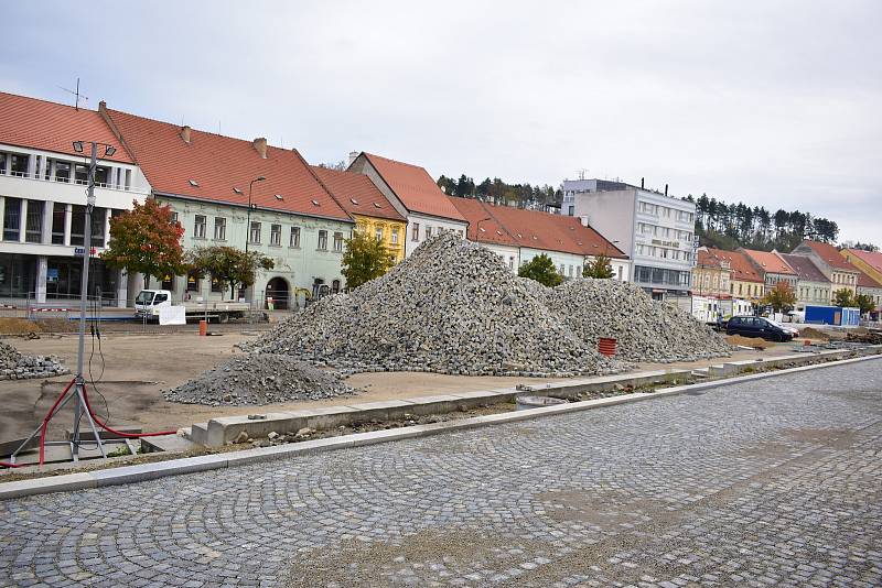 Ve středu Karlova náměstí stále můžeme vidět hromady dlažebních kostek, značně jich však ubylo.