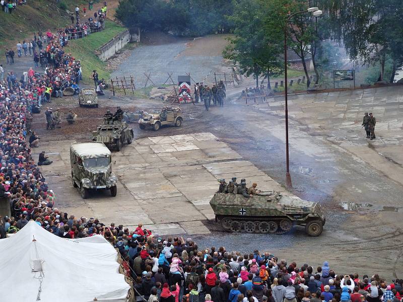 Velkým koníčkem Richarda Horkého byly militárie. V roce 2012 a 2013 uspořádal v Borovině pro Třebíčany velkolepé ukázky bitev situovaných do 2. světové války. Areál bych tehdy před přestavbou, "vojáci" se zde mohli opravdu vyřádit. Vstup na akce byl zdarm