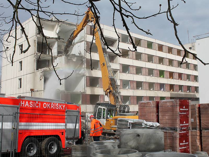 Stavbu z poloviny osmdesátých let začal doslova rozstříhávat speciální stroj.