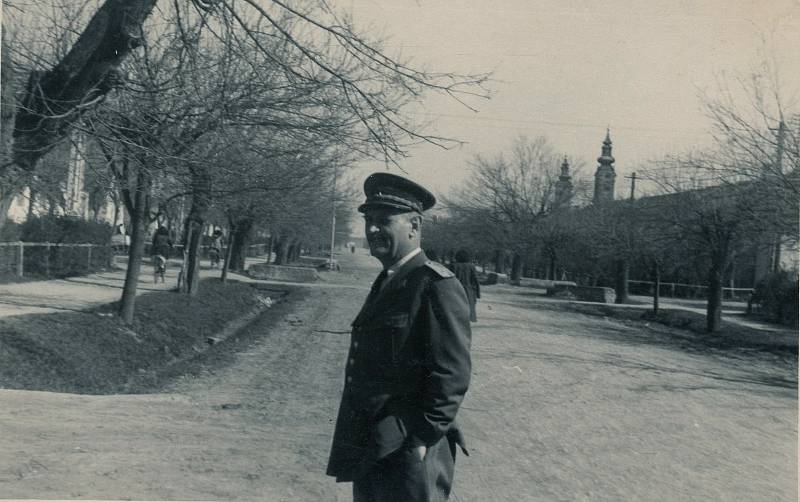 Snímek je z roku 1948. Je na něm lékař a voják Karel Obršlík v Jugoslávii.