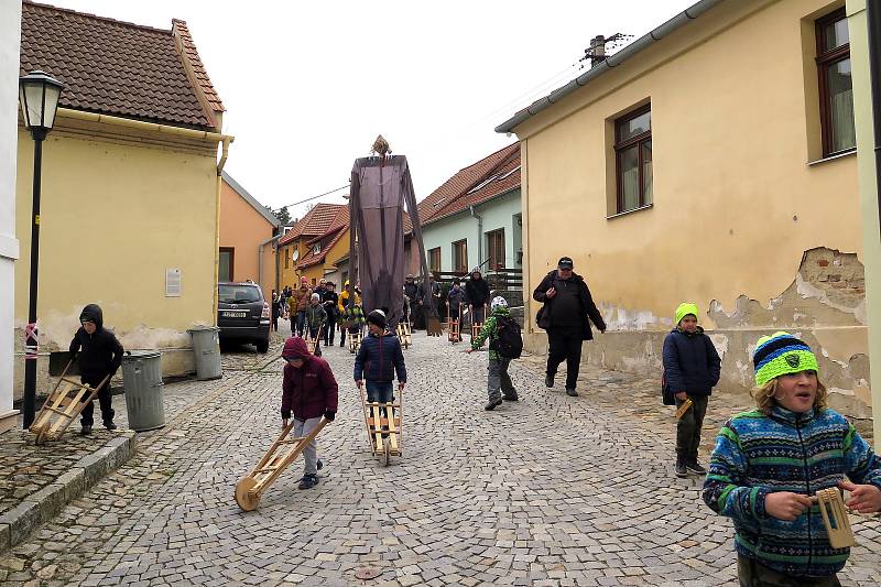 Malí hrkači vyhánějí z Třebíče zimu.