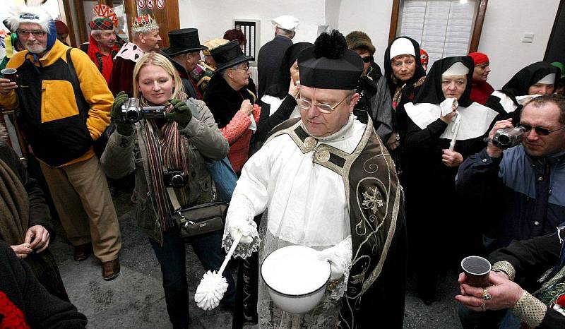 Pochovávání basy a masopustní průvod v Moravských Budějovicích.