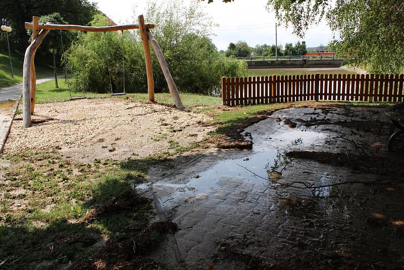 Přívaly vody a bahna z polí zaplavily Slavětice. V nové požární nádrži na návsi je teď místo dvou metrů vody dva metry bláta.