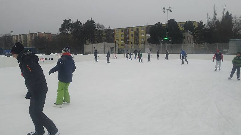 Na Hvězdu chodí bruslit rodiny, mladí i hokejisté