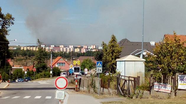 AKTUÁLNĚ: Za Třebíčí hoří několik hektarů pole, hasit pomůže i letadlo