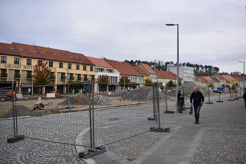 Na horní straně Karlova náměstí už lidé nechodí blátem, nýbrž po dlažbě.