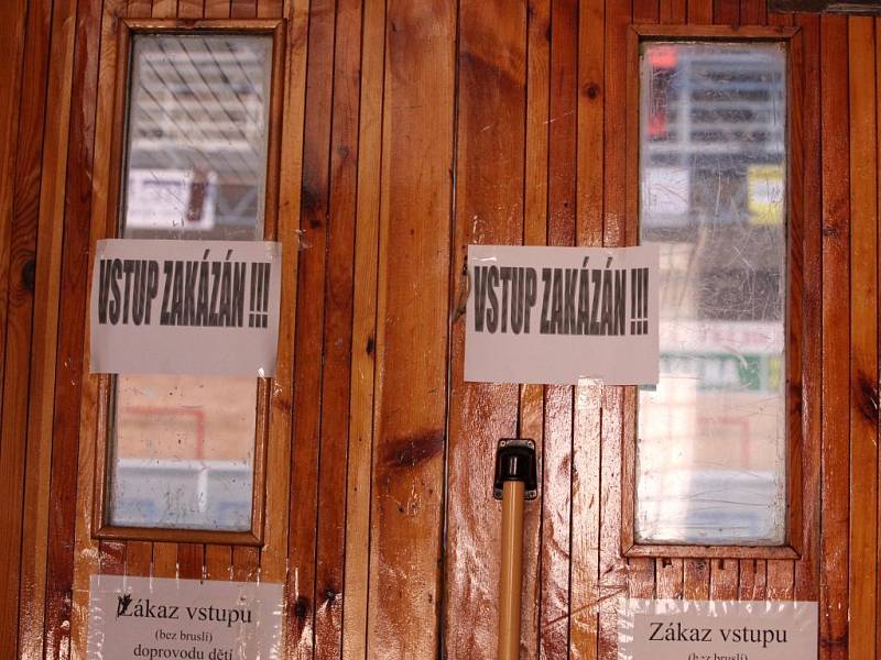 Listí, prach a semena stromů zavál vítr na plochou střechu třebíčského zimního stadionu. Do toho vydatně zapršelo. Dva dešťové svody v jednom rohu střechy se ucpaly. V místech, kde visí reklamní poutače, prosedl vazník až o 30 centimetrů.