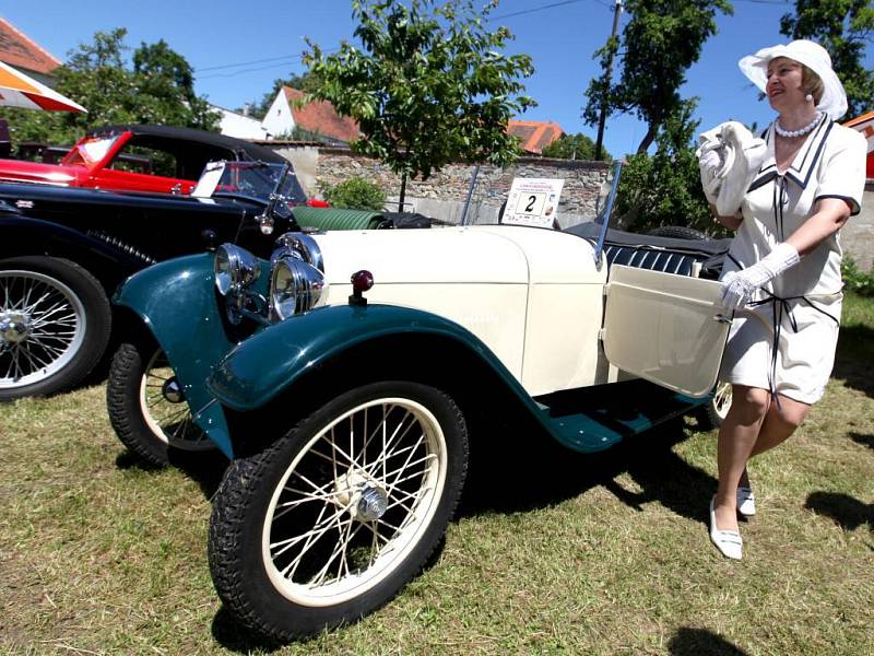 K vidění bylo na sto padesát historických automobilů, motocyklů a všelijakých hejblat a to od roku 1905 až po nedávnou minulost.