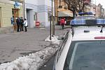 Dnes ve 14:45 přepadl banku ČSOB v Třebíči muž se zbraní v ruce. Policisté hlídají místo činu.