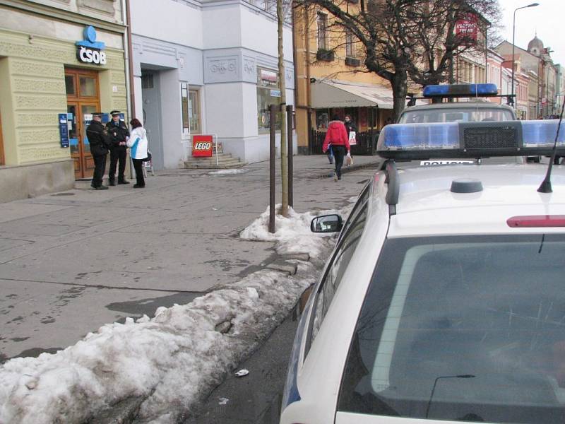Dnes ve 14:45 přepadl banku ČSOB v Třebíči muž se zbraní v ruce. Policisté hlídají místo činu.