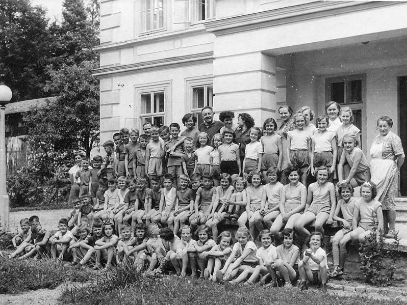 edna z mnoha fotografií, které budou vystavené na Srazu Boroviňáků. Na snímku jsou borovinské děti, ročníky 1946 až 1949. Foceno v roce 1960 na Zámečku u Svatoslavi, který měla fabrika ve vlastnictví a kam děti jezdily na tábory.