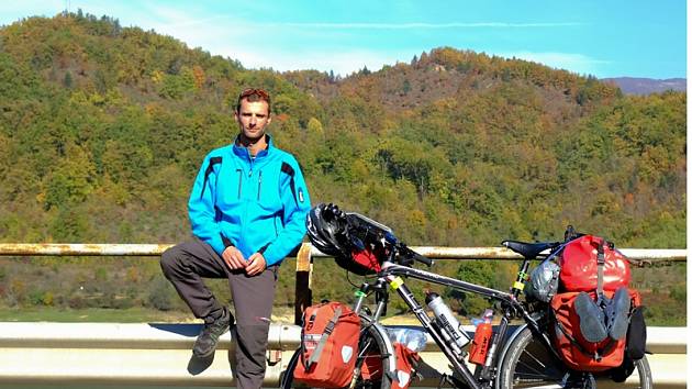 Tomáš Švaříček ze Starče se za začátku října vydal na kole do světa. Projel Balkán, před sebou má Afriku a na cestě chce být zhruba dva roky.