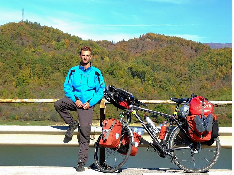 Tomáš Švaříček ze Starče se za začátku října vydal na kole do světa. Projel Balkán, před sebou má Afriku a na cestě chce být zhruba dva roky.