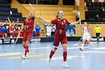 Česká florbalistka Pavlína Bačová oslavuje první gól na světovém šampionátu žen proti Švýcarkám.