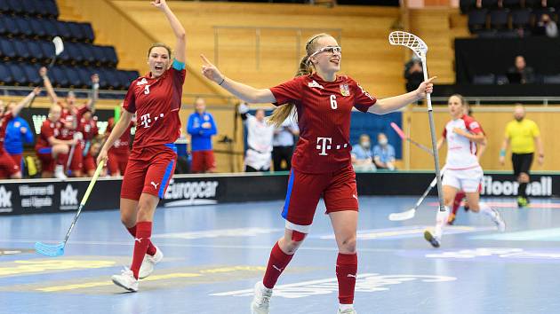 Česká florbalistka Pavlína Bačová oslavuje první gól na světovém šampionátu žen proti Švýcarkám.