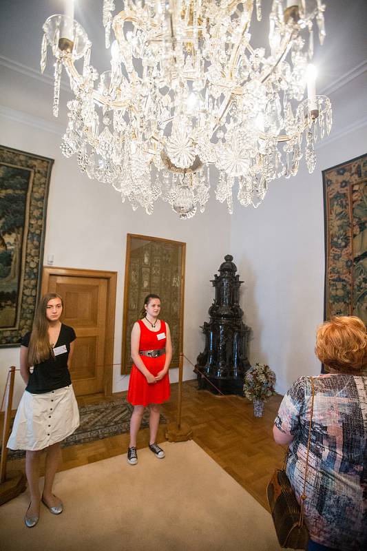 Žáci ZŠ Komenského, provádějí návštěvníky zámku v Náměšti nad Oslavou.
