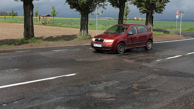 Nový koberec a pak skok. Auta brzdí u opravené silnice