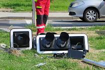 Dělníci v pondělí 29. května odstranili poškozený semafor na křižovatce Znojemská - Družstevní - Kubišova.