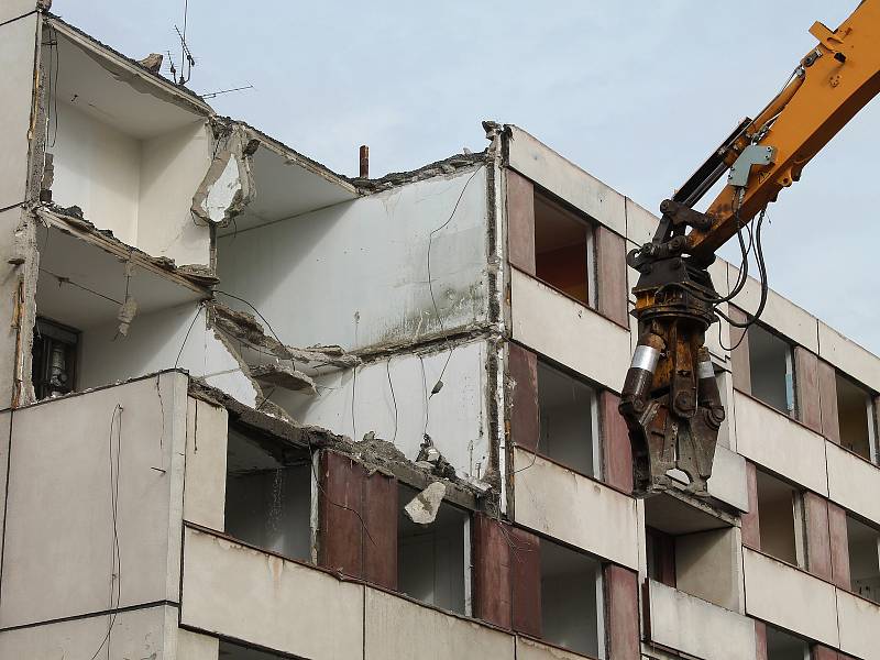 Stavbu z poloviny osmdesátých let začal doslova rozstříhávat speciální stroj.