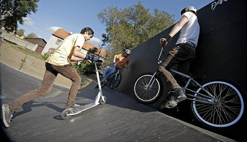 U fotbalového hřiště město ve spolupráci s Nadací ČEZ nechalo vybudovat skate–bike park za 1,4 milionu korun.