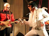 Někteří imitátoři dokáží téměř bez chyby napodobit slavného rock and rollového velikána Elvise Presleyho.
