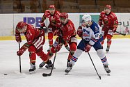 Ve středečním 44. kole letošního ročníku Chance ligy hokejisté Horácké Slavie Třebíč (v bílých dresech) získali na ledě Šumperku jenom bod.