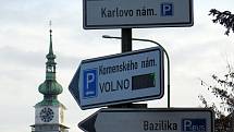Nedávno vznikl problém s počítadly volných míst na parkovišti na Komenského náměstí.